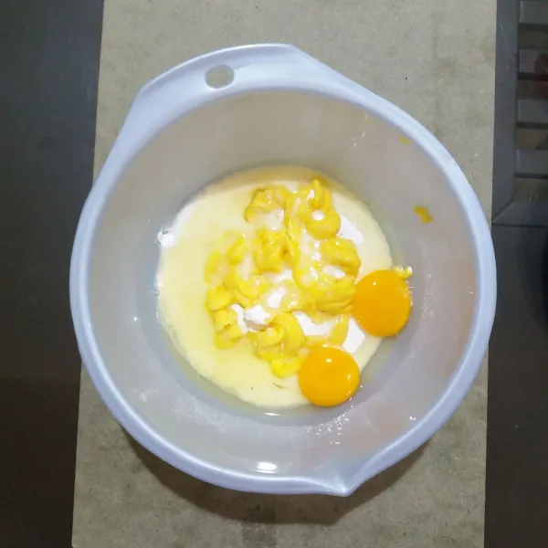 Masukkan margarin, gula halus dan telur ke dalam wadah, mixer hingga tercampur rata