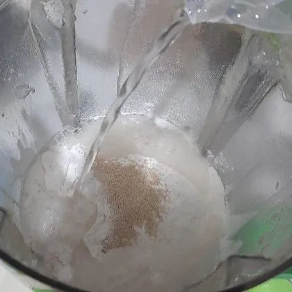 Masukkan ragi instan dan juga air, lalu blender hingga rata, tutup rapat blender, istirahatkan 30 menit/hingga mengembang, lalu masukkan baking powder kemudian blender lagi.