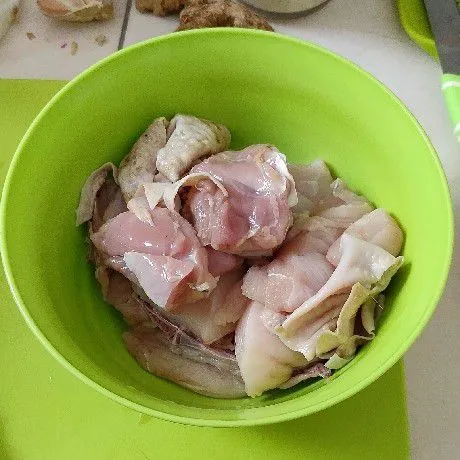 Siapkan ayam yang sudah dicuci bersih. Potong sesuai selera.