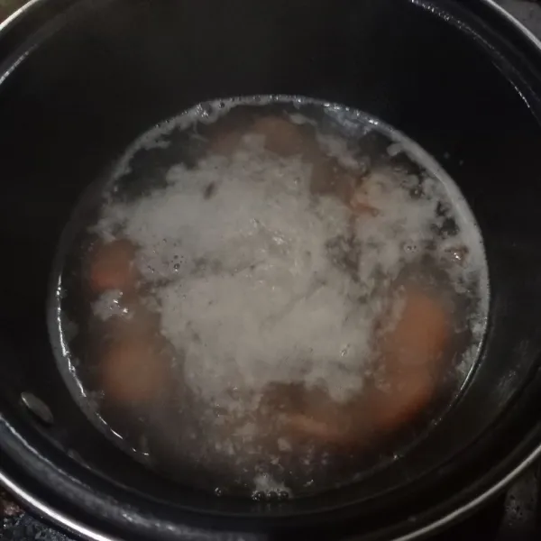 Masukkan wortel, masak 1/2 matang.
