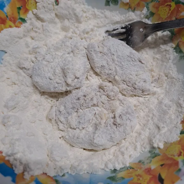 Dalam mangkok campur tepung terigu dan tepung maizena. Masukkan ayam, balur tepung sampai rata.