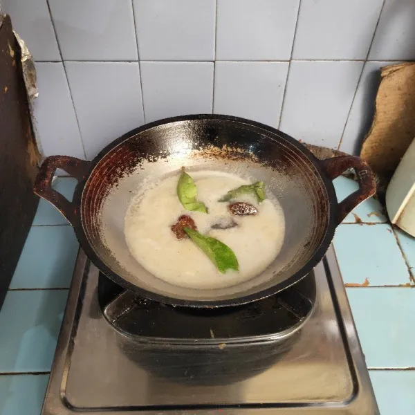 Siapkan wajan, masukkan bumbu halus, air, daun salam, gula merah, gula pasir dan garam. Masak hingga mendidih dan gula larut.