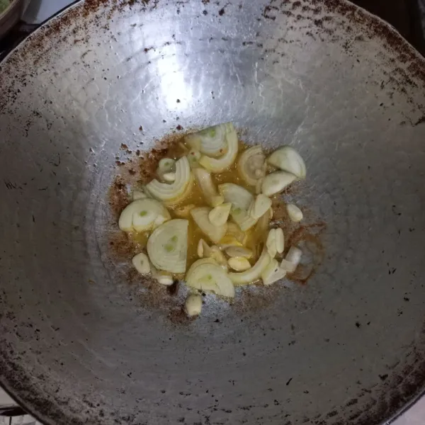 Panaskan margarin masukan irisan bawang putih dan bawang bombay masak hingga harum