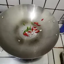 Tumis bawang merah dan cabe hingga harum.