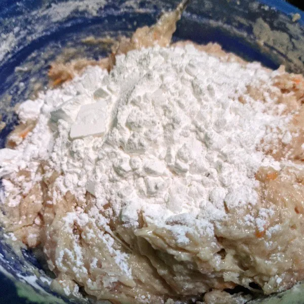Masukkan secara bertahap tepung tapioka. Aduk hingga tercampur rata.