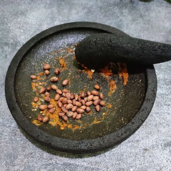 Masukkan kacang tanah, kemudian ulek.
