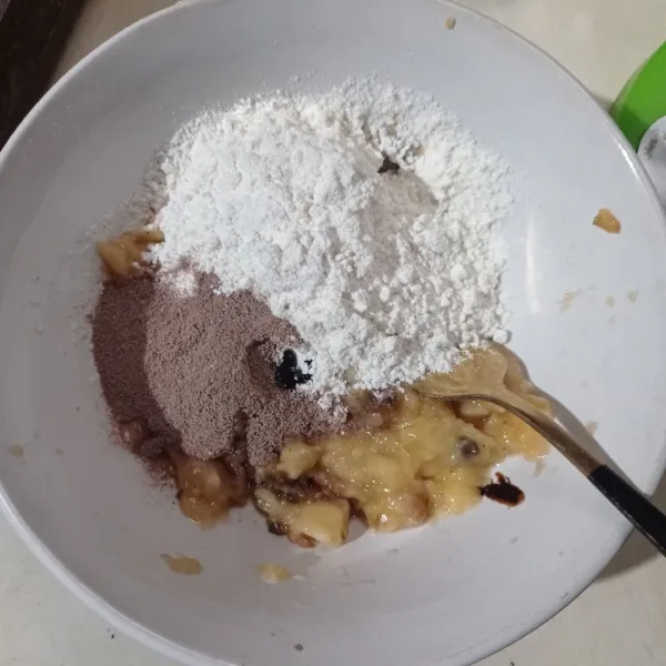 Tambahkan tepung, coklat bubuk, pasta coklat, dan gula pasir.