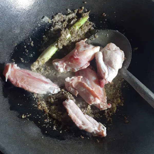 Masukkan sayap ayam, aduk rata dan masak hingga daging berubah warna.