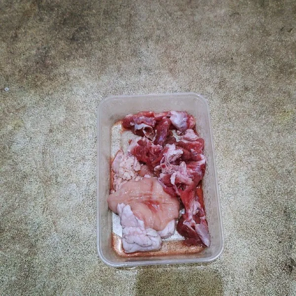 Keluarkan daging dalam kulkas dan biarkan es nya mencair.  Cuci bersih lalu potong potong daging dan sisihkan.
