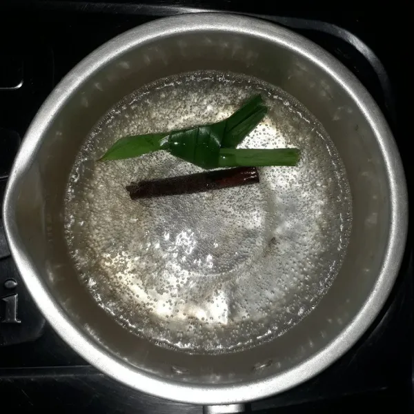Rebus air bersama daun pandan dan kayu manis sampai mendidih.