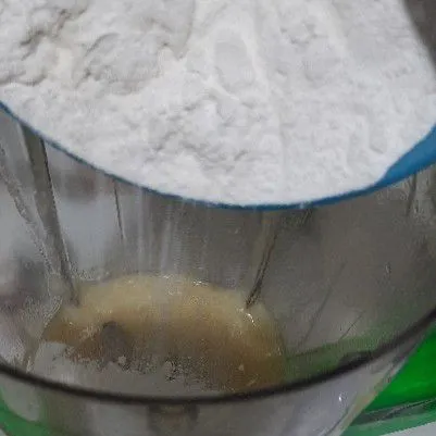 Lalu masukkan tepung