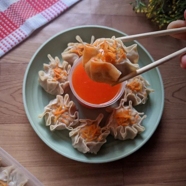 Sajikan dimsum selagi hangat dengan cocolan saos. 💕