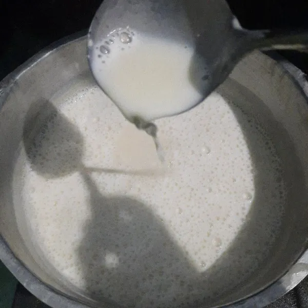 Campurkan susu cair, agar rasa, gula, skm, dan garam, masak sama sampai puding mendidih.