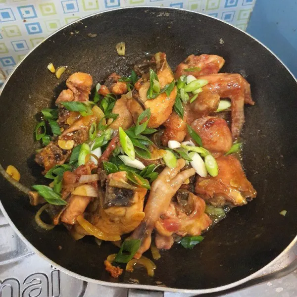 Tambahkan daun bawang, aduk sebentar. Sajikan.