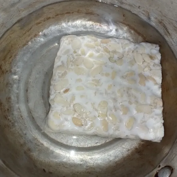 Rebus air hingga mendidih lalu masukkan tempe, rebus tempe hingga matang, matikan api.