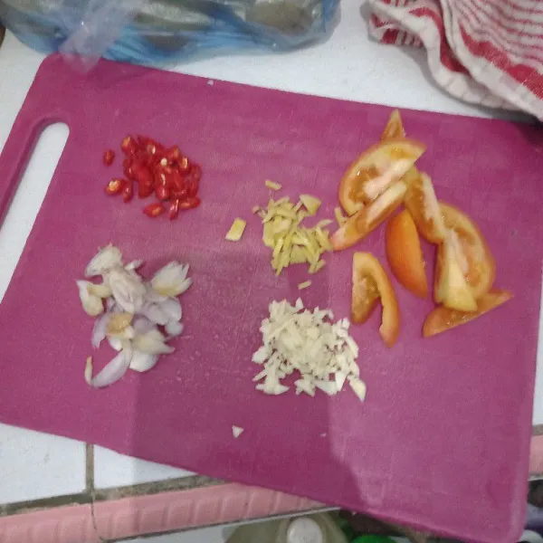 Iris-iris bahan bumbu.