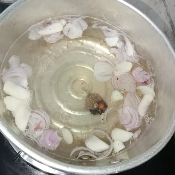Rebus air untuk kuah hingga mendidih lalu masukkan bawang putih, bawang merah dan lengkuas, aduk rata.
