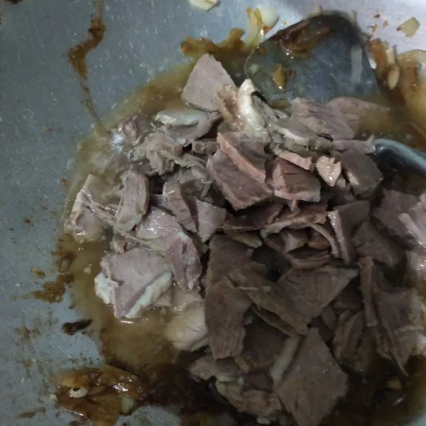 Tambahkan potongan daging, masak hingga bumbu meresap pada daging.