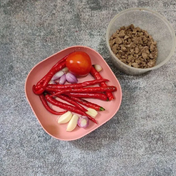 Siapkan cabe, tomat dan bawang, cuci hingga bersih. Kemudian tiriskan airnya.