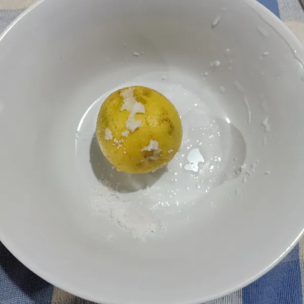 Gosok kulit lemon pakai garam lalu cuci bersih.