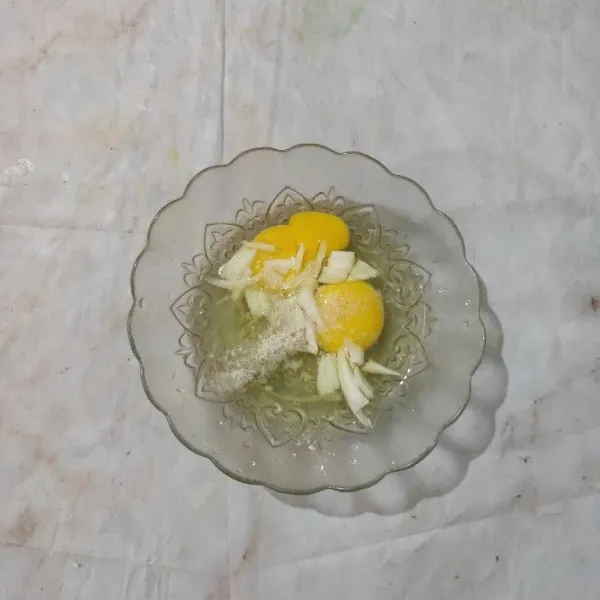 Dalam wadah masukkan telur dan bawang bombay.