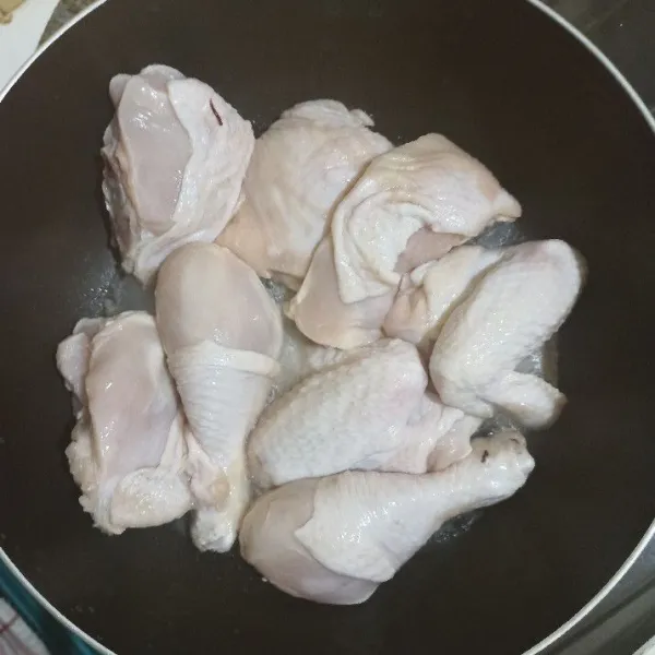 Dalam wajan masukkan potongan ayam, masak sampai keluar minyaknya.
