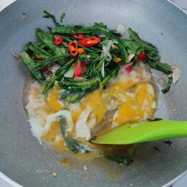 Kemudian sisihkan tumisan ke tepi, masukkan telur ayam kemudian orak-arik hingga matang.