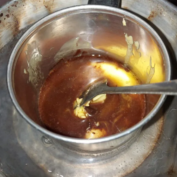 Tim coklat dengan minyak dan margarin.