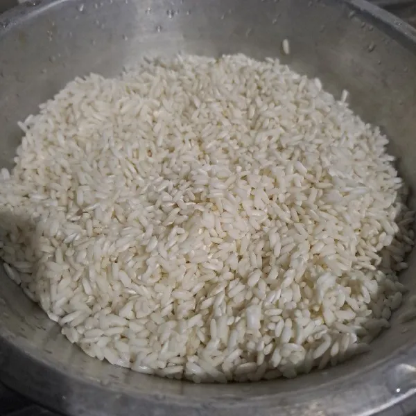 Cuci bersih beras ketan lalu diamkan selama 1 jam