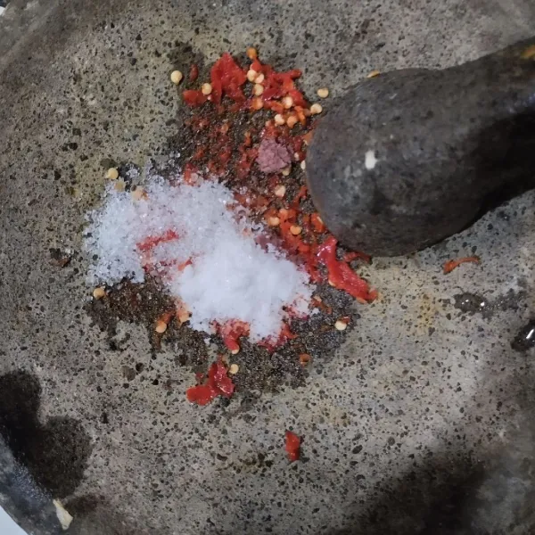 Tambahkan garam, gula pasir dan terasi.