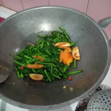 Masukkan belacan, cabe merah keriting, kangkung, tambahkan air,  garam, penyedap dan gula, masak sampai bumbu meresap.