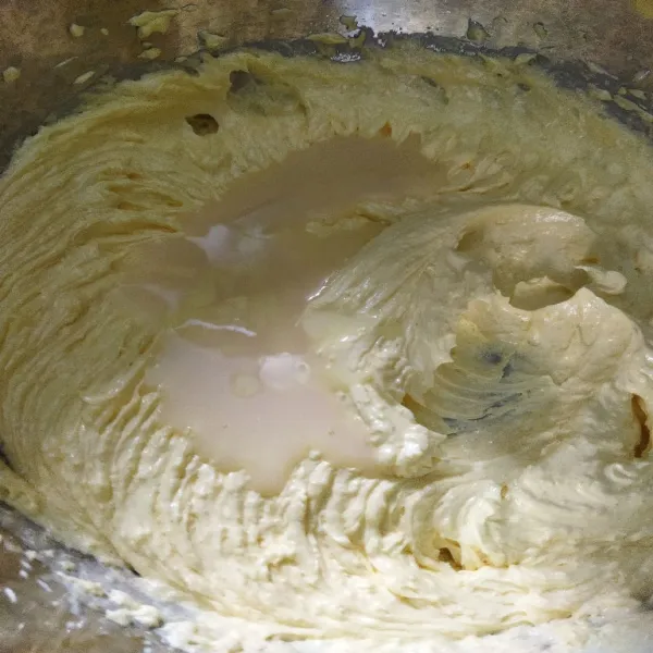 Mixer kuning telur dan gula sampai mengembang dan kental, masukkan margarin, mixer lagi sampai rata. Masukkan kental manis.