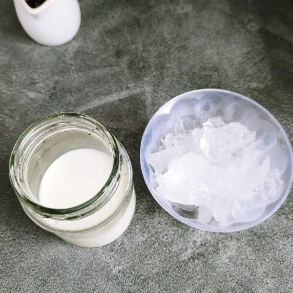 Siapkan bahan susu uht dan es batu.