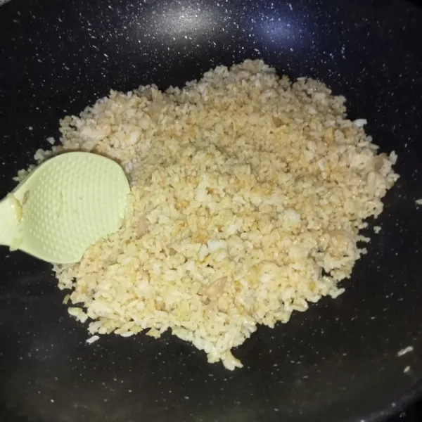 Aduk-aduk sampai nasi menjadi pera sekitar 3-4 menit, icip rasanya dan matikan kompor.
