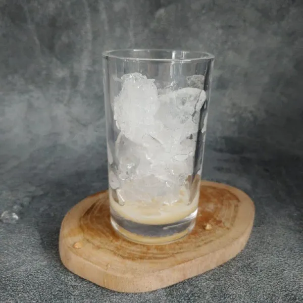 Tuang krimer kental manis didasar gelas,tambahkan es batu.