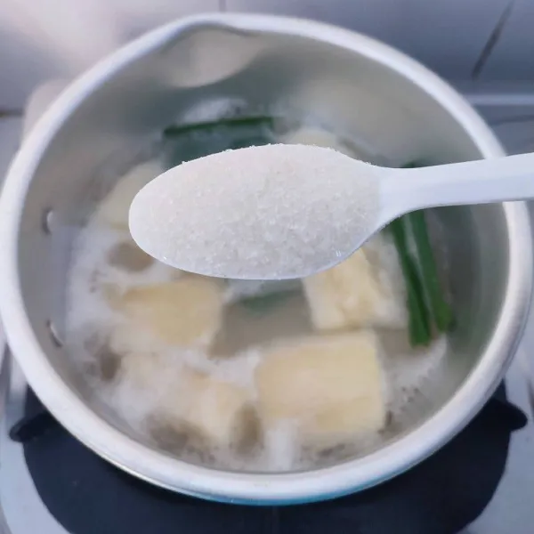 Rebus singkong dan daun pandan hingga empuk dan air menyusut. Kemudian masukkan gula dan garam, koreksi rasa.