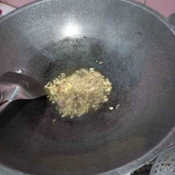 Tumis bawang merah dan bawang putih hinga harum.
