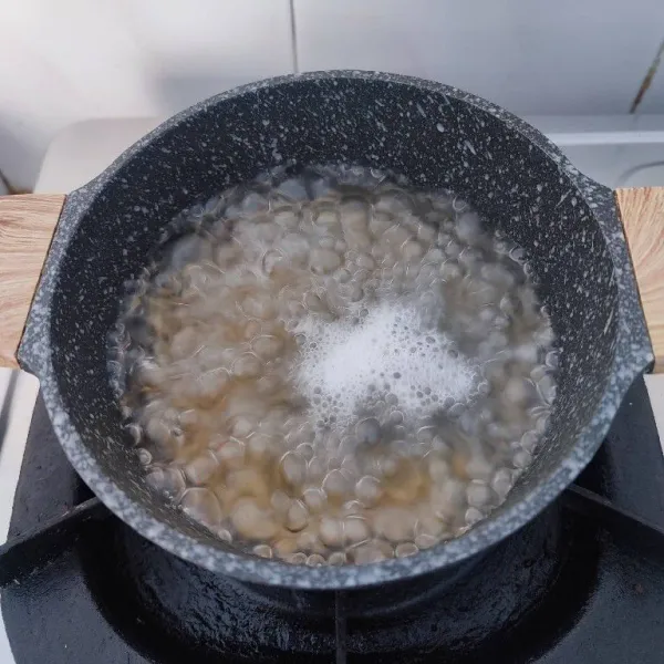 Rebus makaroni di air mendidih dengan sedikit minyak dan garam sampai setengah empuk. Tiriskan.
