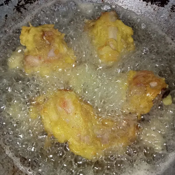 Panaskan minyak lalu masukkan ayam, goreng ayam hingga kering kuning keemasan, angkat, tiriskan dan sajikan. Yummy