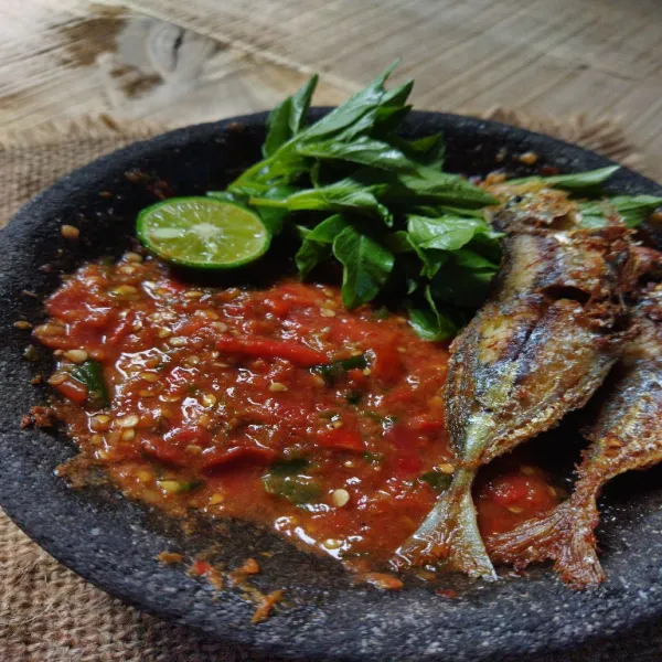 Selajutnya sajikan sambal dadak bersama lalap atau lauk pendamping.