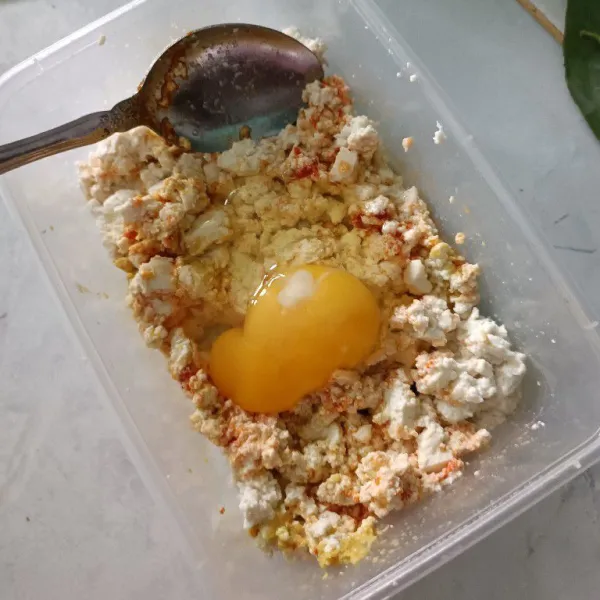 Masukkan telur kemudian aduk rata.