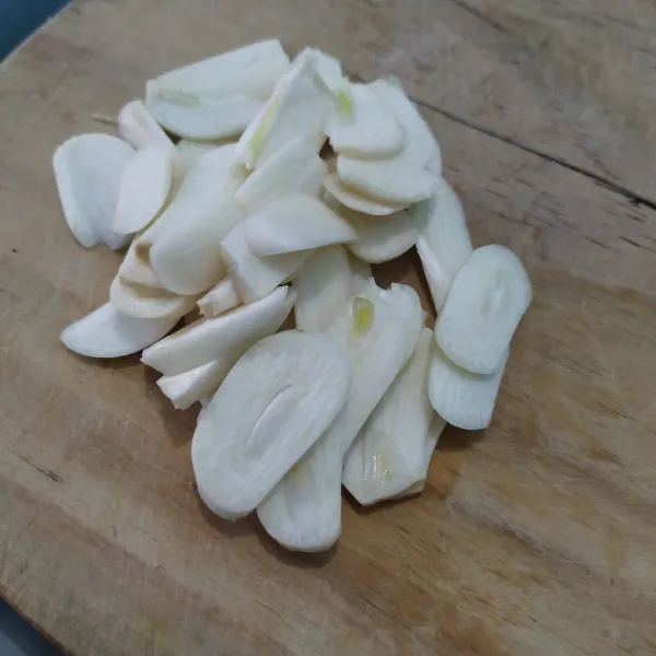 Kupas bawang putih. Cuci bersih lalu iris tipis dan goreng hingga kecokelatan. Sisihkan.