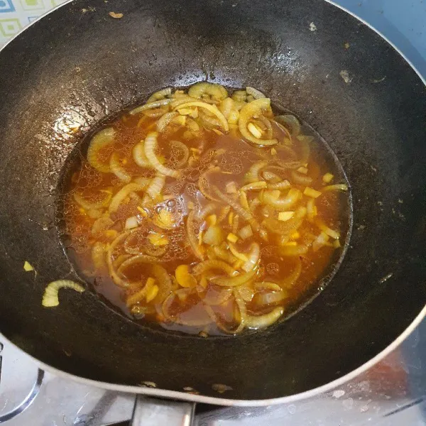 Masukan bumbu saus, aduk rata & biarkan mendidih sebentar.