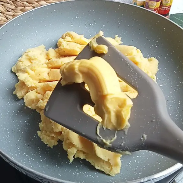 Masukkan ke teflon dan tambahkan margarin. Lalu masak hingga isiannya Kalis dan angkat.
