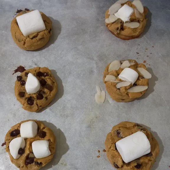 Letakan topping sesuai selera kemudian panggang kembali cookies selama 8 menit menggunakan api atas