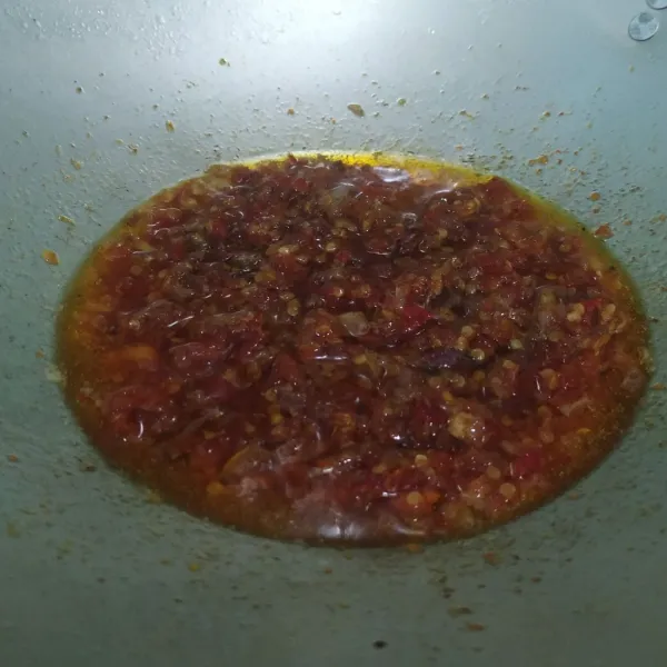 Tambahkan cabe dan bawang yang telah dihaluskan. Masak hingga harum dan matang.