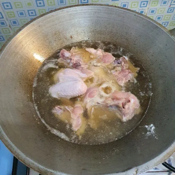 Goreng ayam hingga matang & kecoklatan. Angkat & tiriskan.