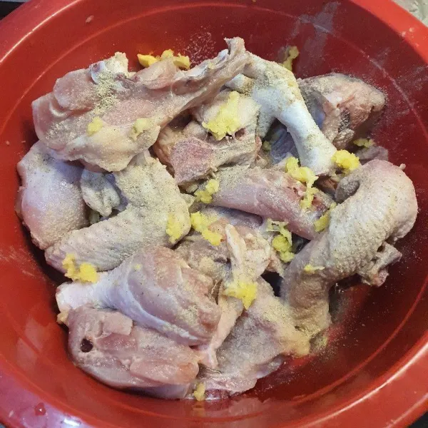 Lumuri potongan ayam dengan jeruk nipis, garam, bawang putih & merica bubuk. Diamkan selama 10 menit.