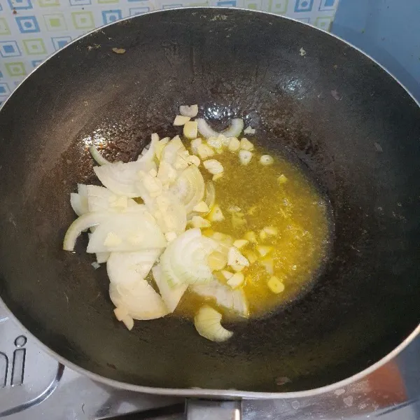 Tumis bawang bombay & bawang putih hingga harum.