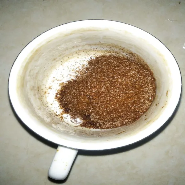 Tuang kopi ke dalam gelas, sisihkan.